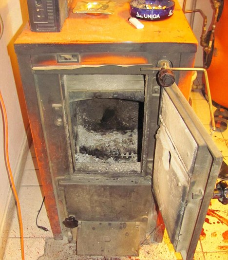 為吃政府補(bǔ)助竟自斷左腳扔烤爐! 奧地利懶漢“偷雞不成蝕把米”