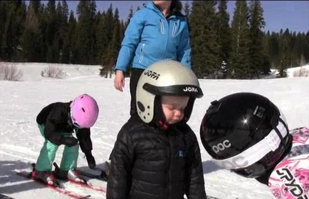 可愛滑雪小男孩站著入睡 視頻走紅萌翻眾網友