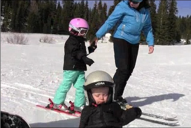 可愛滑雪小男孩站著入睡 視頻走紅萌翻眾網友
