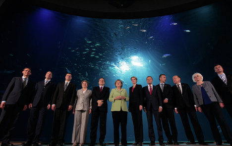 德國總理默克爾開會“忙里偷閑”喂企鵝