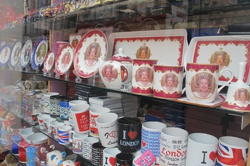 女王登基慶典富含中國元素 華人80后設(shè)計(jì)御座獻(xiàn)禮