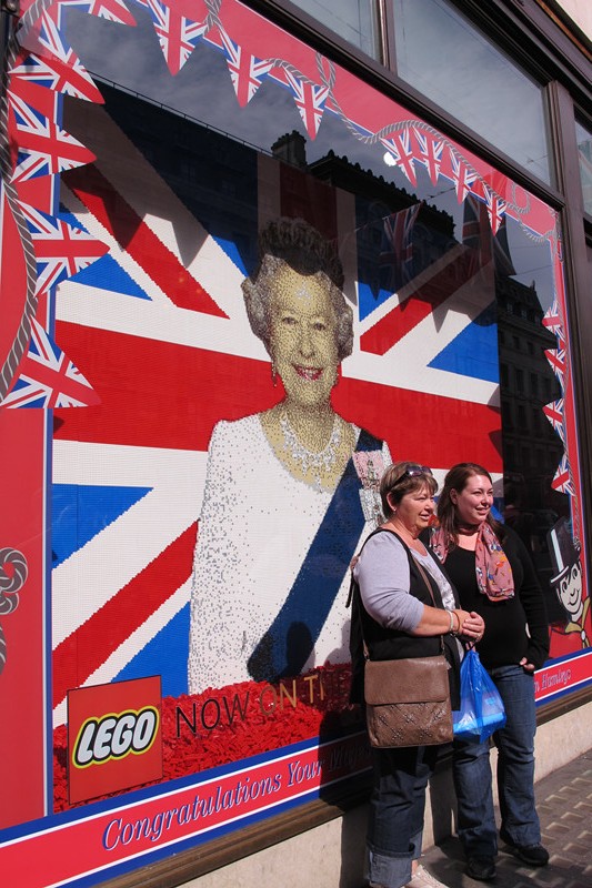 女王登基慶典富含中國元素 華人80后設(shè)計(jì)御座獻(xiàn)禮