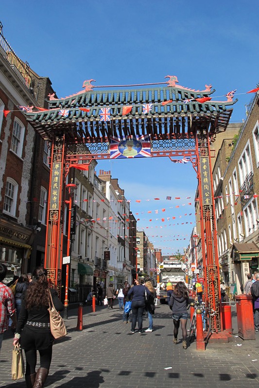 女王登基慶典富含中國元素 華人80后設(shè)計御座獻禮