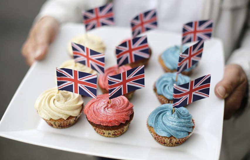 英民眾歡慶女王登基60年 旗幟飄揚(yáng)、眼鏡蛋糕熱銷(xiāo)