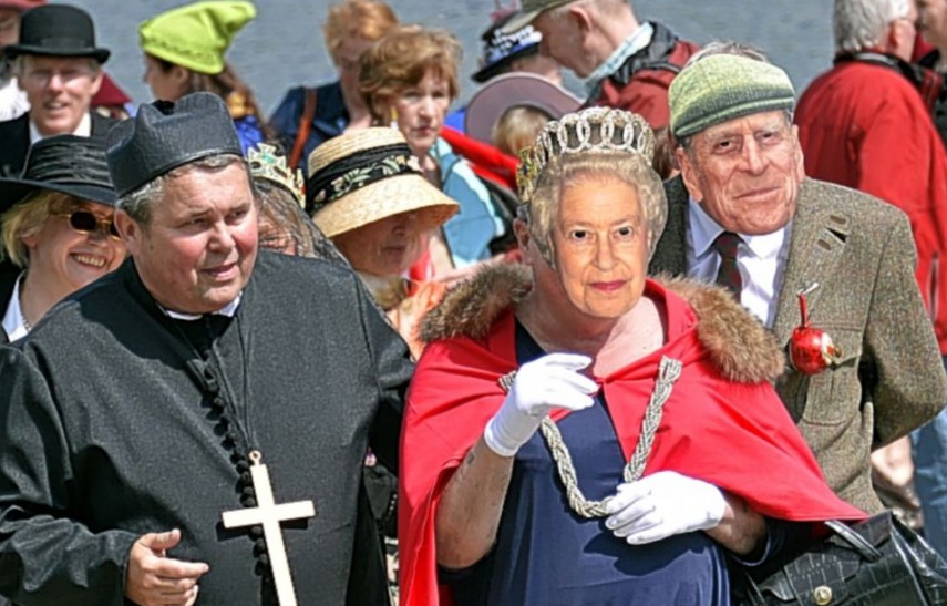 英民眾歡慶女王登基60年 旗幟飄揚(yáng)、眼鏡蛋糕熱銷