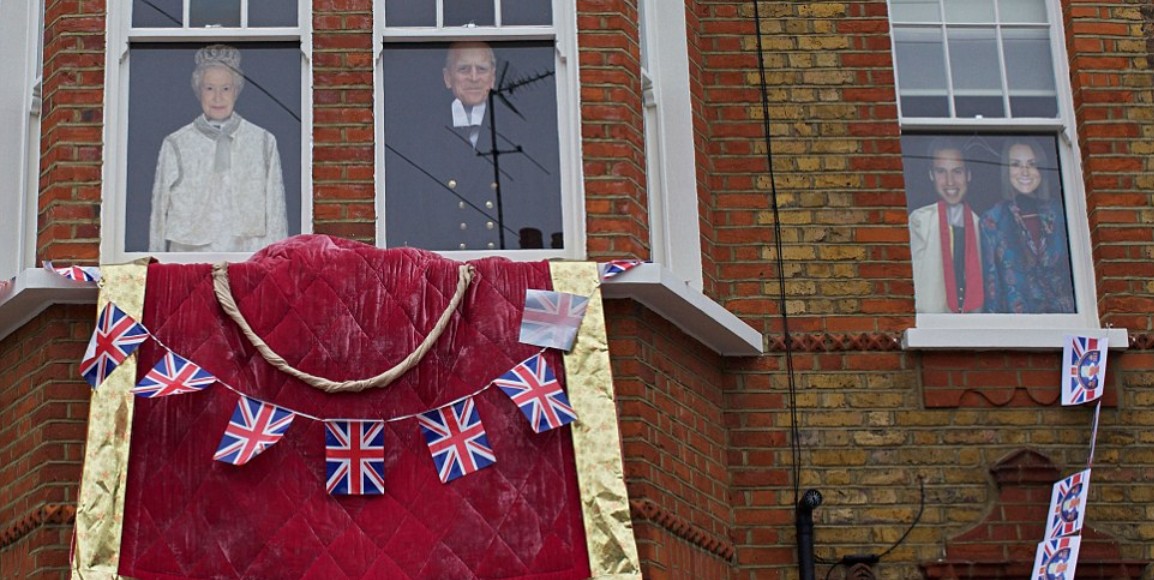 英民眾歡慶女王登基60年 旗幟飄揚(yáng)、眼鏡蛋糕熱銷