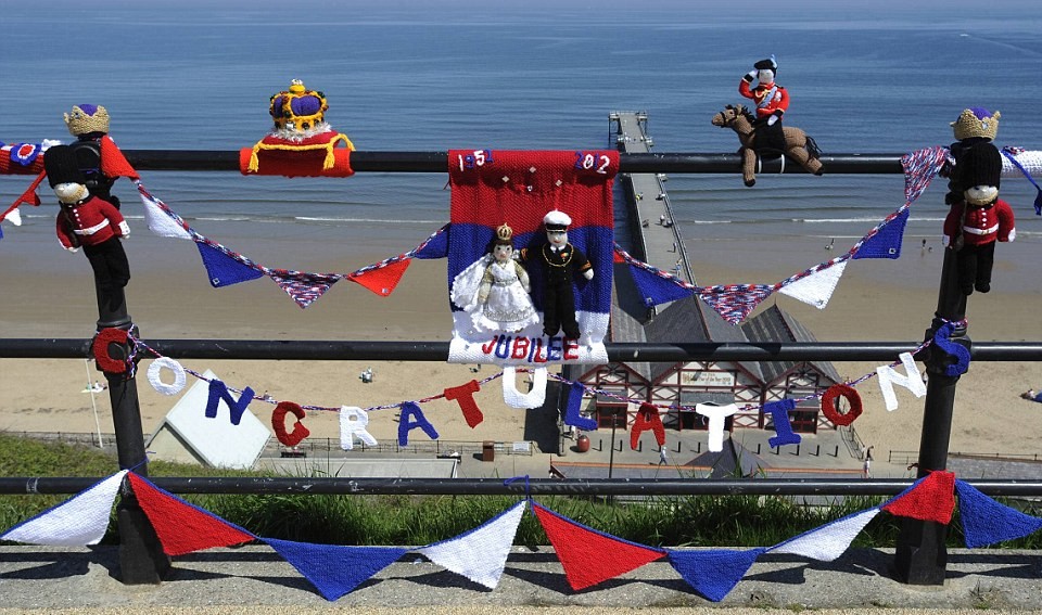 英民眾歡慶女王登基60年 旗幟飄揚(yáng)、眼鏡蛋糕熱銷