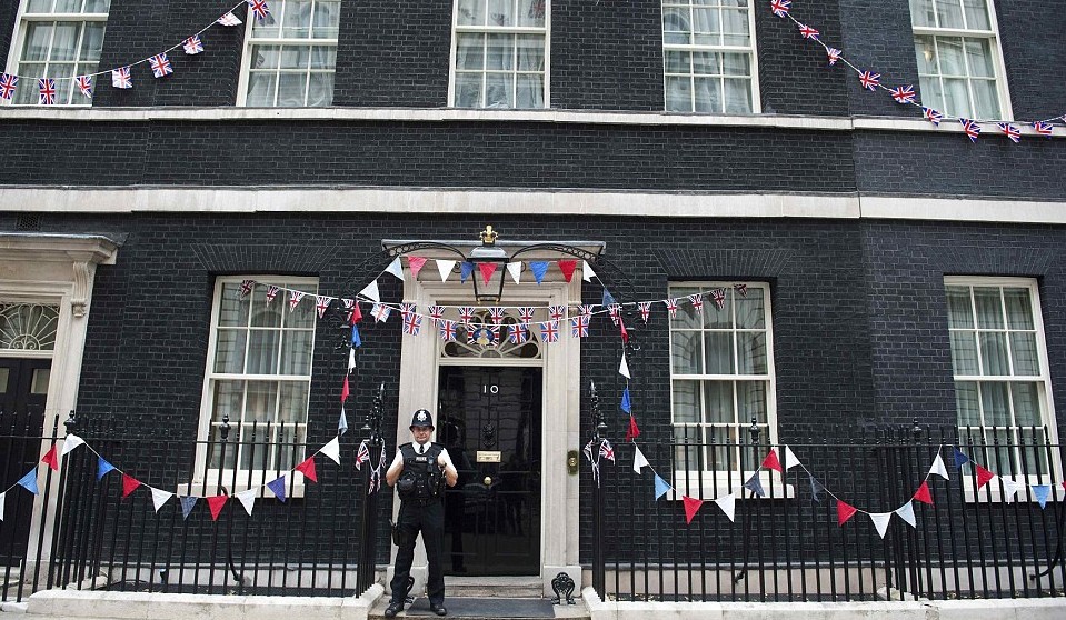 英民眾歡慶女王登基60年 旗幟飄揚、眼鏡蛋糕熱銷