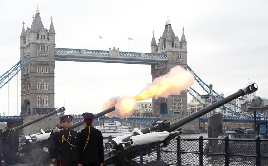 英民眾歡慶女王登基60年 旗幟飄揚、眼鏡蛋糕熱銷