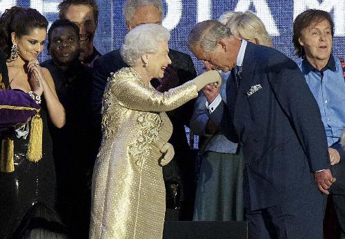 英女王丈夫慶典期間緊急入院 查爾斯真情流露演唱會(huì)上喊女王媽咪