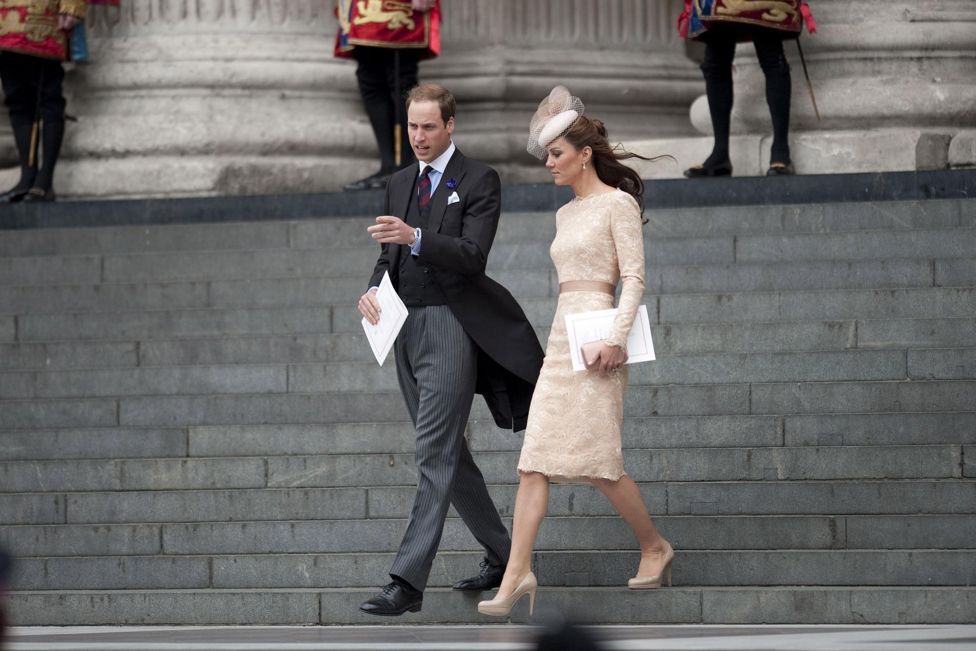 英女王登基60年慶典最后一天凱特和哈里私語(yǔ)被拍