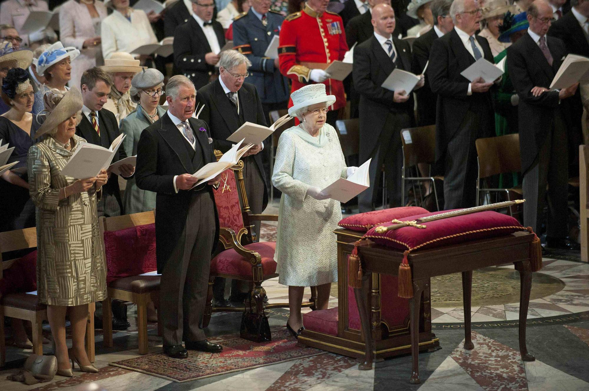 英女王登基60年慶典最后一天凱特和哈里私語(yǔ)被拍