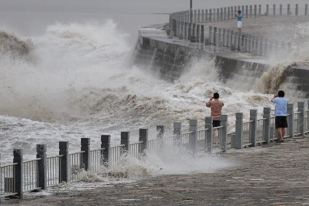 月偏食引發洶涌錢江潮