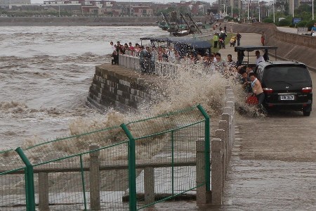 月偏食引發洶涌錢江潮