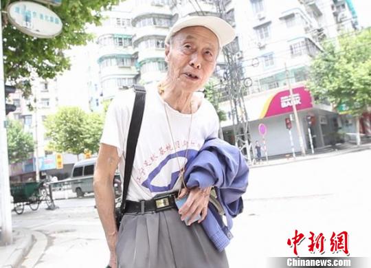 南京有個“高考狂” 83歲高齡第12次上考場