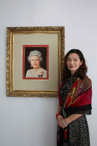 蘇繡大師千針萬線繡英女王像 安德魯王子驚嘆“你比我更了解她”