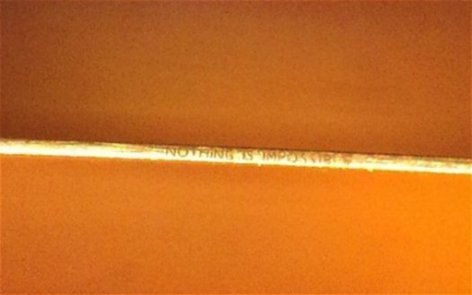 剃須刀片刀鋒上刻字 英國男子完成世界上最小微雕作品