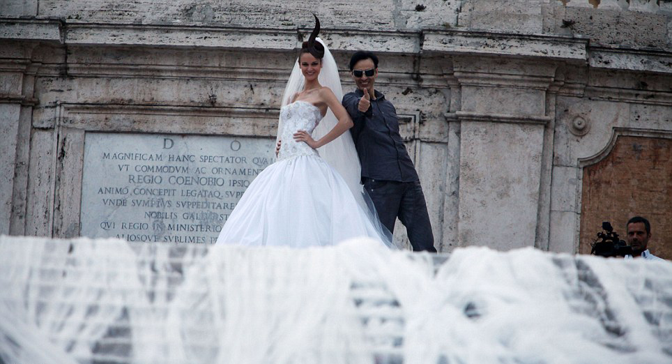 世界最長新娘頭紗亮相意大利教堂 3.2公里風情萬千