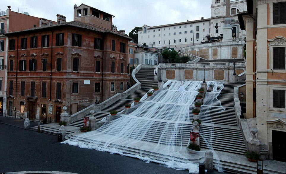 世界最長新娘頭紗亮相意大利教堂 3.2公里風情萬千