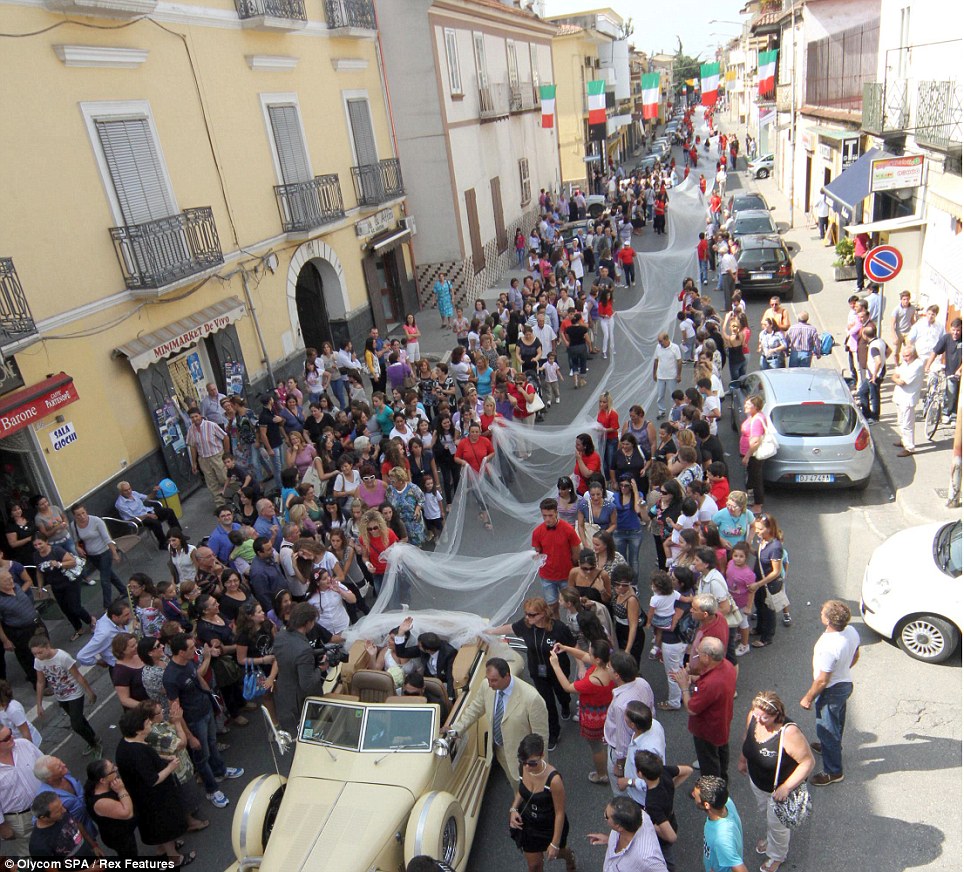 世界最長新娘頭紗亮相意大利教堂 3.2公里風情萬千