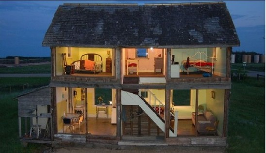 加拿大藝術家“妙手回春” 廢棄房屋變身“玩偶之家”