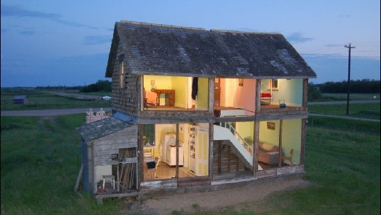 加拿大藝術家“妙手回春” 廢棄房屋變身“玩偶之家”