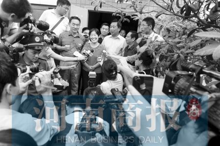 女航天員成關注焦點 30多家媒體采訪劉洋父母