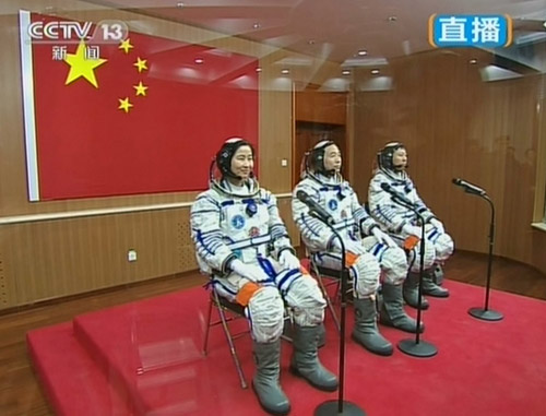 神九航天員出征儀式舉行 吳邦國為航天員壯行