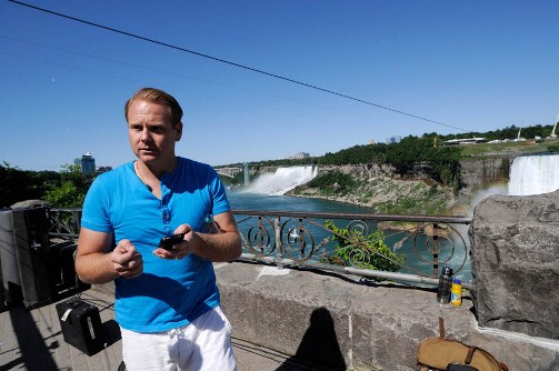 表演家高空走鋼索橫穿大瀑布 創百年紀錄(組圖)