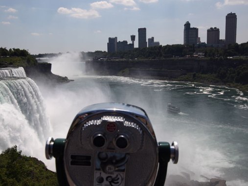 表演家高空走鋼索橫穿大瀑布 創百年紀錄(組圖)
