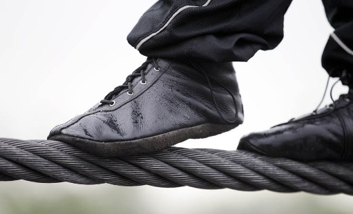 表演家高空走鋼索橫穿大瀑布 創百年紀錄(組圖)