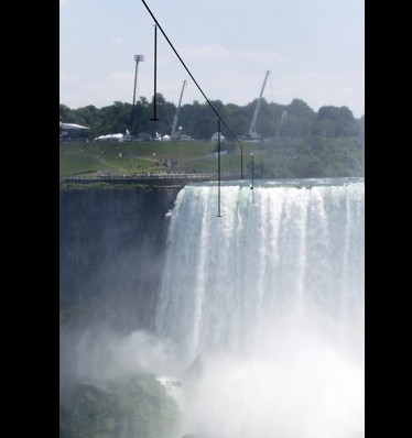 表演家高空走鋼索橫穿大瀑布 創百年紀錄(組圖)