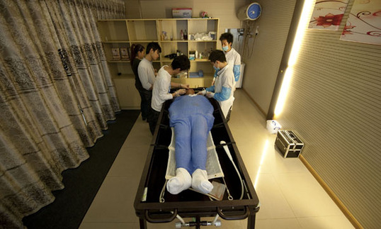 記者探訪90后入殮師職業生活