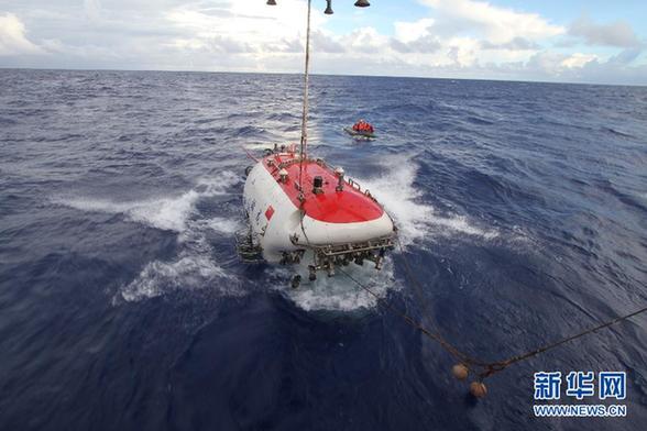 “蛟龍”號第二次下潛達(dá)6965米 再創(chuàng)新紀(jì)錄