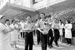 最美戰(zhàn)士康復(fù)出院 抬起受傷最重手臂敬軍禮