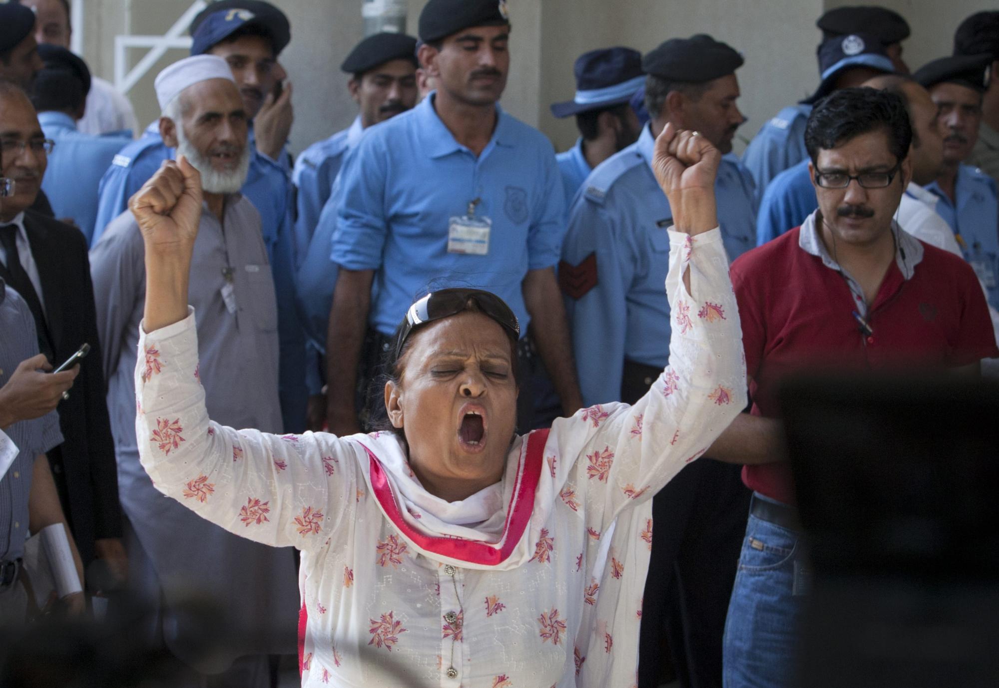 巴基斯坦總理遭解職引發(fā)政壇危機(jī) 國防部長等成熱門人選