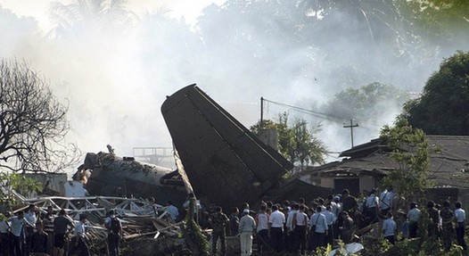 印尼空軍飛機墜入首都軍方住宅區 致10人死亡