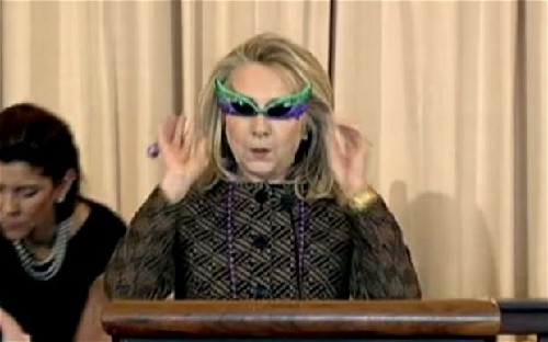 希拉里官方活動戴紫綠色翼狀太陽鏡“賣萌”