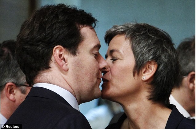 英國丹麥兩國財長歐盟會議上演“親嘴門” 巧妙化解尷尬