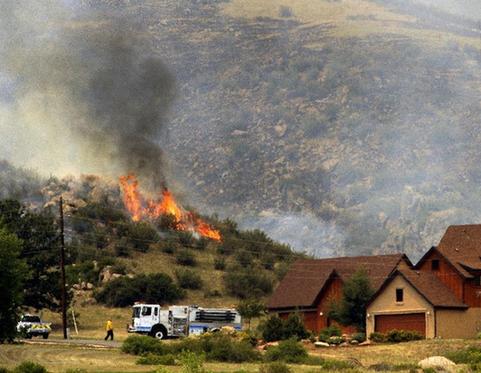 美國科羅拉多州山火蔓延疏散上萬人