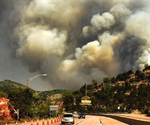 美國科羅拉多州山火蔓延疏散上萬人