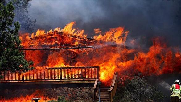 美國(guó)科羅拉多州山火蔓延疏散上萬(wàn)人