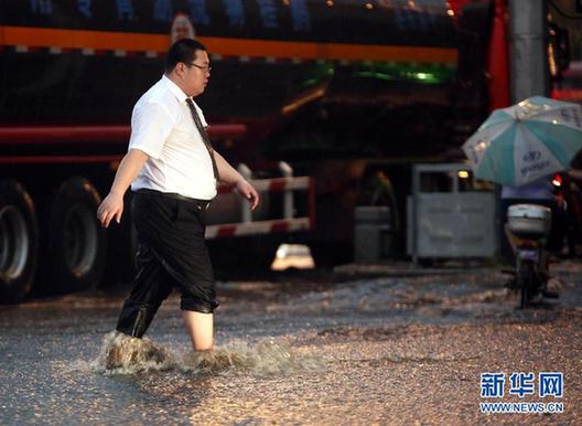 河南洛陽“白領哥”雨中助人走紅網絡