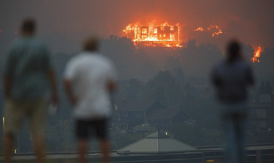 美國科羅拉多州大火肆虐逼近空軍學院 3.2萬人被迫疏散