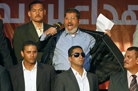 埃及新總統就職挑戰軍方權威 “除了真主我誰也不怕”