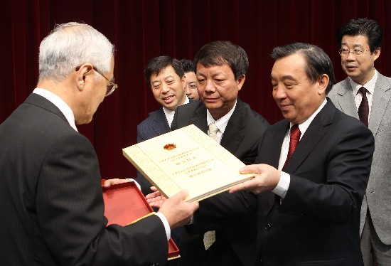 國新辦主任王晨為日本創價大學中國圖書館揭牌