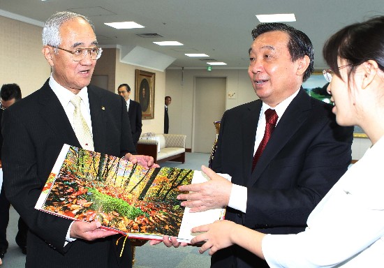 國新辦主任王晨為日本創價大學中國圖書館揭牌