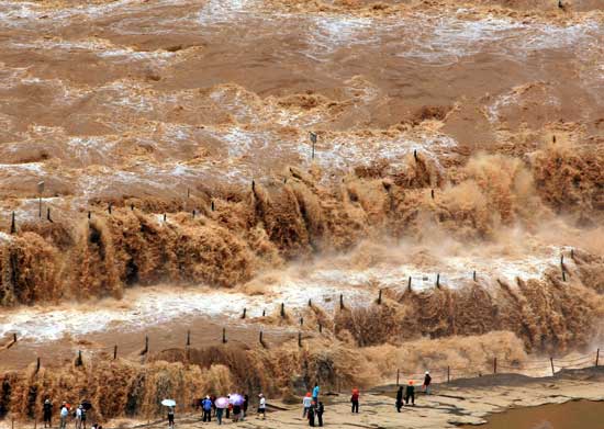 上游水庫(kù)放水 壺口瀑布現(xiàn)難遇奇觀