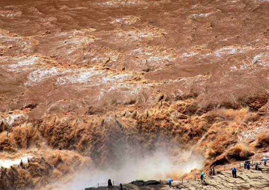 上游水庫放水 壺口瀑布現難遇奇觀