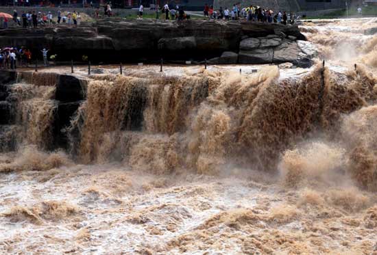 上游水庫放水 壺口瀑布現難遇奇觀
